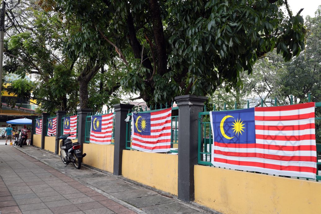 大都会/封面/走访商业区张挂国旗情况