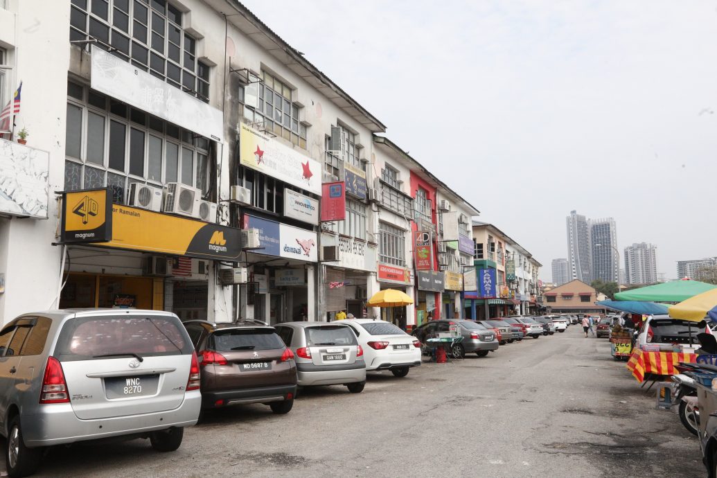 大都会/封面/走访商业区张挂国旗情况