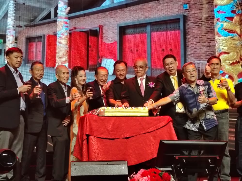 大都会/（主文）马来西亚龙母庙成立20周年纪念联欢晚宴  马来西亚龙母庙主席何世琩开金口偕慈善歌后刘珺儿义唱筹款 2小时内筹获2万多令吉善款／9图