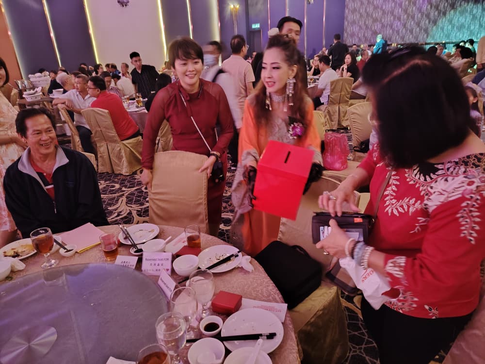 大都会/（主文）马来西亚龙母庙成立20周年纪念联欢晚宴  马来西亚龙母庙主席何世琩开金口偕慈善歌后刘珺儿义唱筹款 2小时内筹获2万多令吉善款／9图