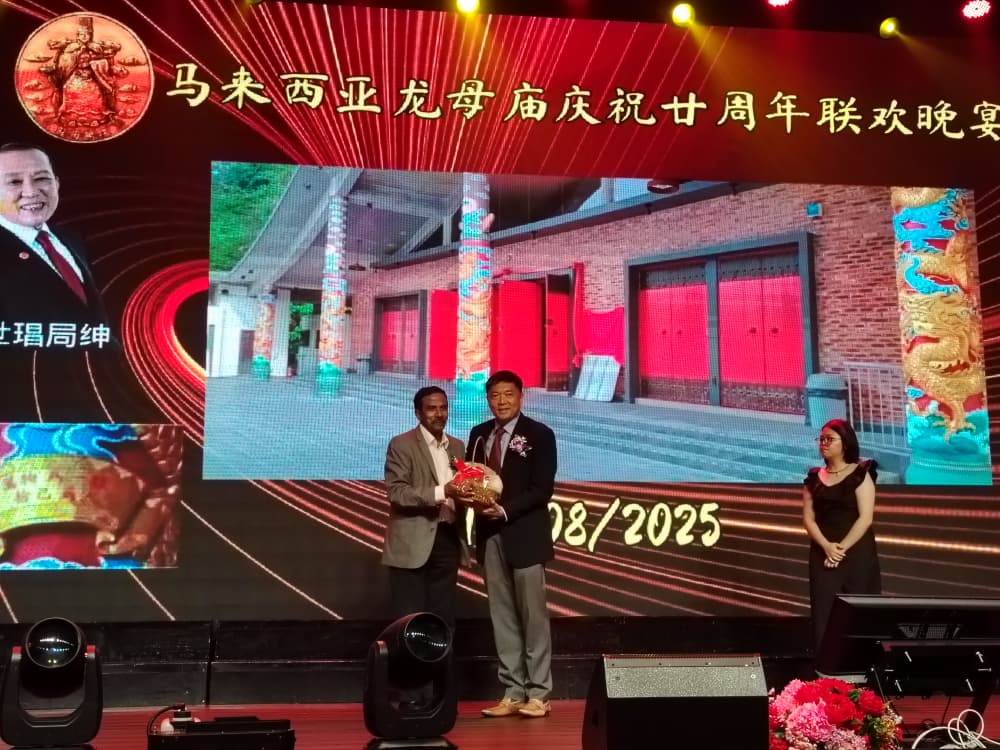 大都会/（主文）马来西亚龙母庙成立20周年纪念联欢晚宴  马来西亚龙母庙主席何世琩开金口偕慈善歌后刘珺儿义唱筹款 2小时内筹获2万多令吉善款／9图