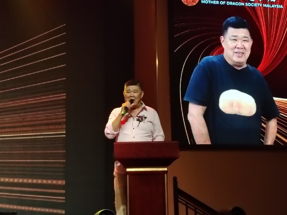 大都会/（主文）马来西亚龙母庙成立20周年纪念联欢晚宴  马来西亚龙母庙主席何世琩开金口偕慈善歌后刘珺儿义唱筹款 2小时内筹获2万多令吉善款／9图