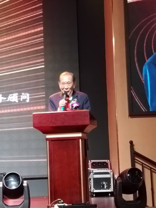 大都会/（主文）马来西亚龙母庙成立20周年纪念联欢晚宴  马来西亚龙母庙主席何世琩开金口偕慈善歌后刘珺儿义唱筹款 2小时内筹获2万多令吉善款／9图