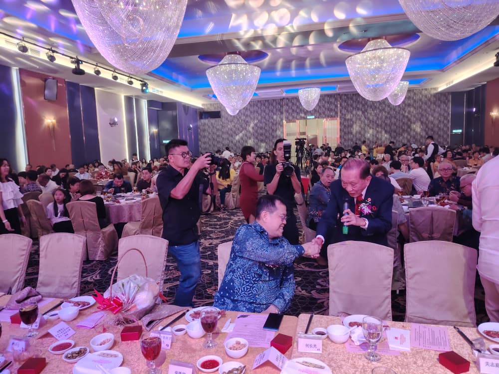 大都会/（主文）马来西亚龙母庙成立20周年纪念联欢晚宴  马来西亚龙母庙主席何世琩开金口偕慈善歌后刘珺儿义唱筹款 2小时内筹获2万多令吉善款／9图