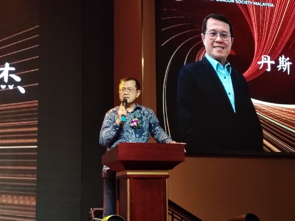 大都会/（主文）马来西亚龙母庙成立20周年纪念联欢晚宴  马来西亚龙母庙主席何世琩开金口偕慈善歌后刘珺儿义唱筹款 2小时内筹获2万多令吉善款／9图