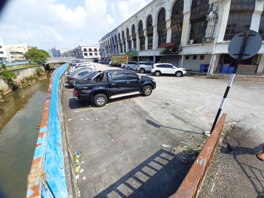 大都会(版2头)/加影巴刹周围没有画上停车格的空位不要停车