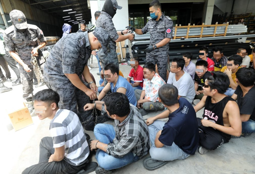 大都会（版3头）/查获有上下班打卡，移民局逮中路铝厂43外劳