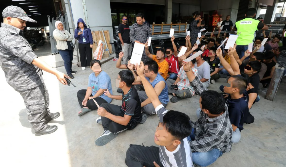 大都会（版3头）/查获有上下班打卡，移民局逮中路铝厂43外劳