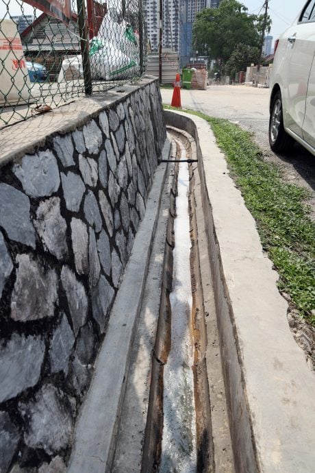 大都会（版3头）／李明康巡视新村沟渠提升／6图