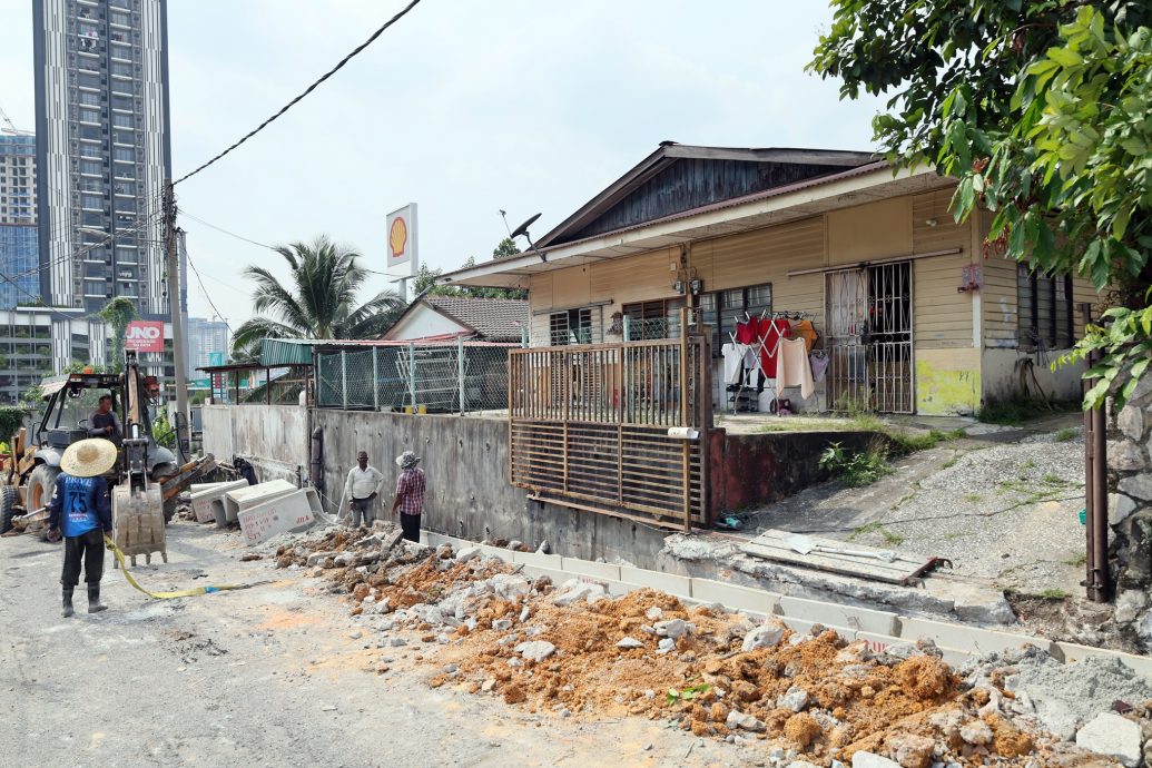 大都会（版3头）／李明康巡视新村沟渠提升／6图