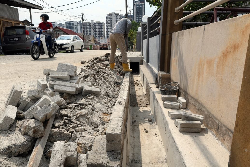 大都会（版3头）／李明康巡视新村沟渠提升／6图