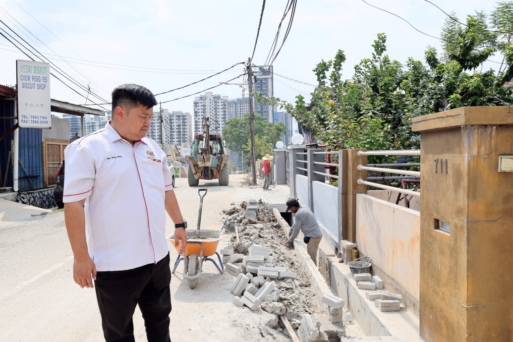 大都会（版3头）／李明康巡视新村沟渠提升／6图