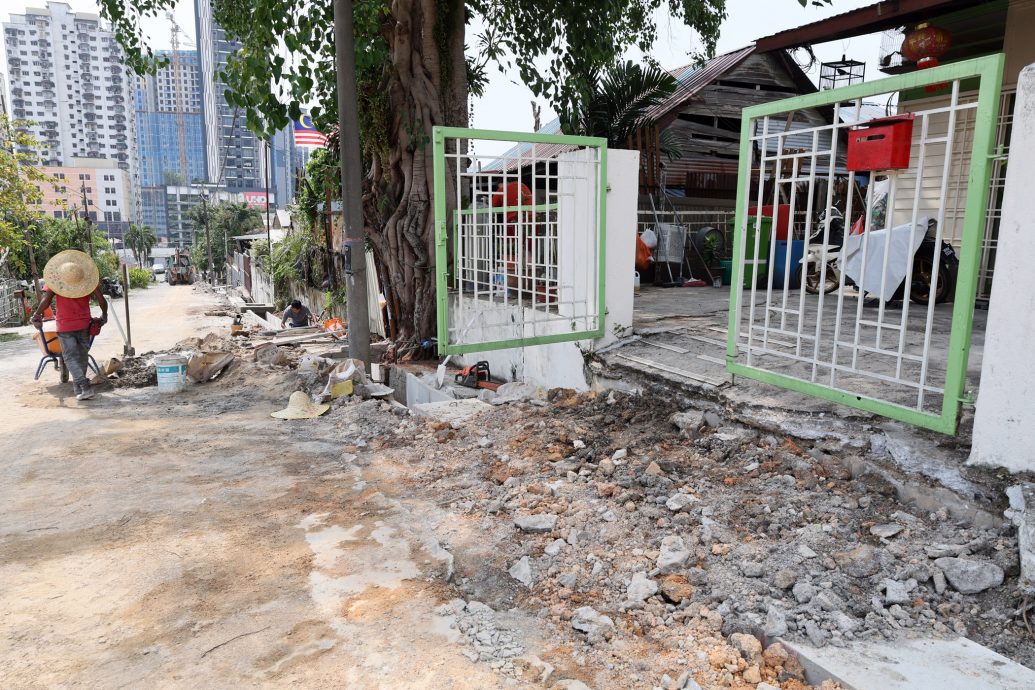 大都会（版3头）／李明康巡视新村沟渠提升／6图