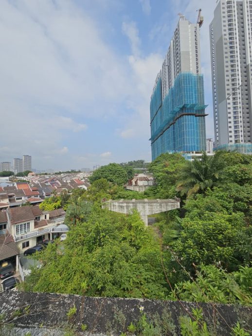 大都会／封面/阳光8路高架天桥工程复工／7图