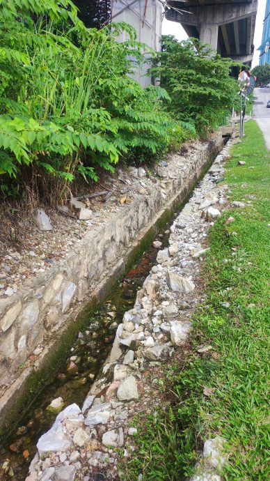 大都会／封面/阳光8路高架天桥工程复工／7图