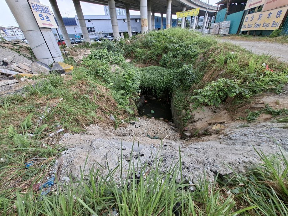 大都会／建材垃圾倒入防洪沟排水受堵，州议员誓揪出罗里司机严厉对付／3图