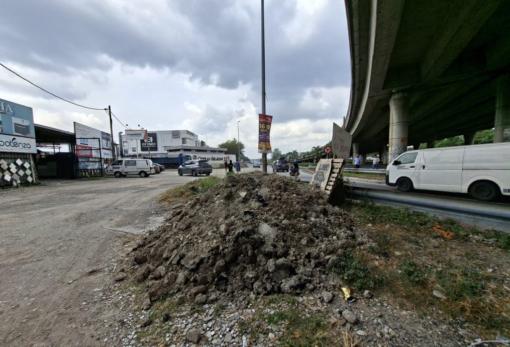 大都会／建材垃圾倒入防洪沟排水受堵，州议员誓揪出罗里司机严厉对付／3图
