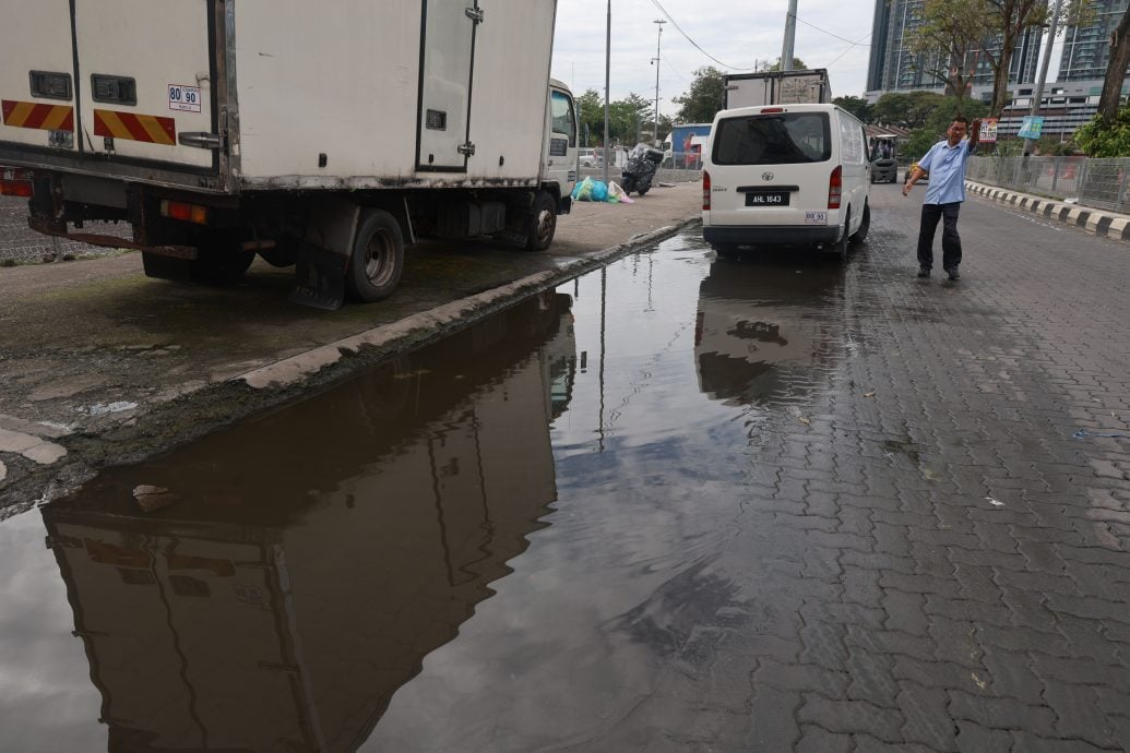 大都会:士拉央巴刹沟渠长期堵塞 余保凭促吉隆坡市政局解决/3图