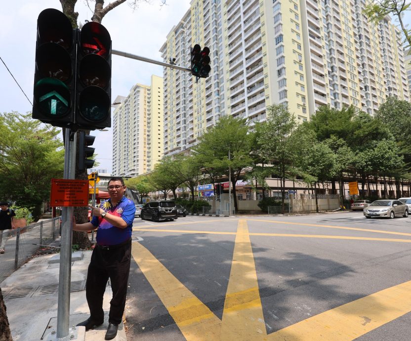 大都会/ME02头/违例双重停车引发交通阻塞 交通灯反成代罪羔羊 真是冤枉