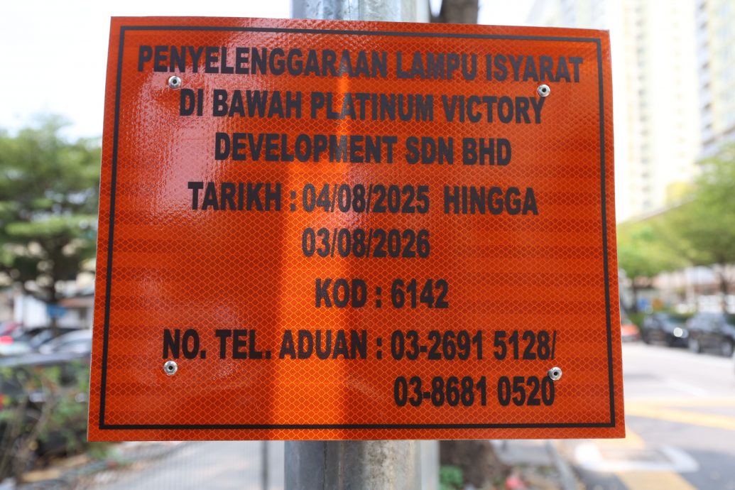 大都会/ME02头/违例双重停车引发交通阻塞 交通灯反成代罪羔羊 真是冤枉