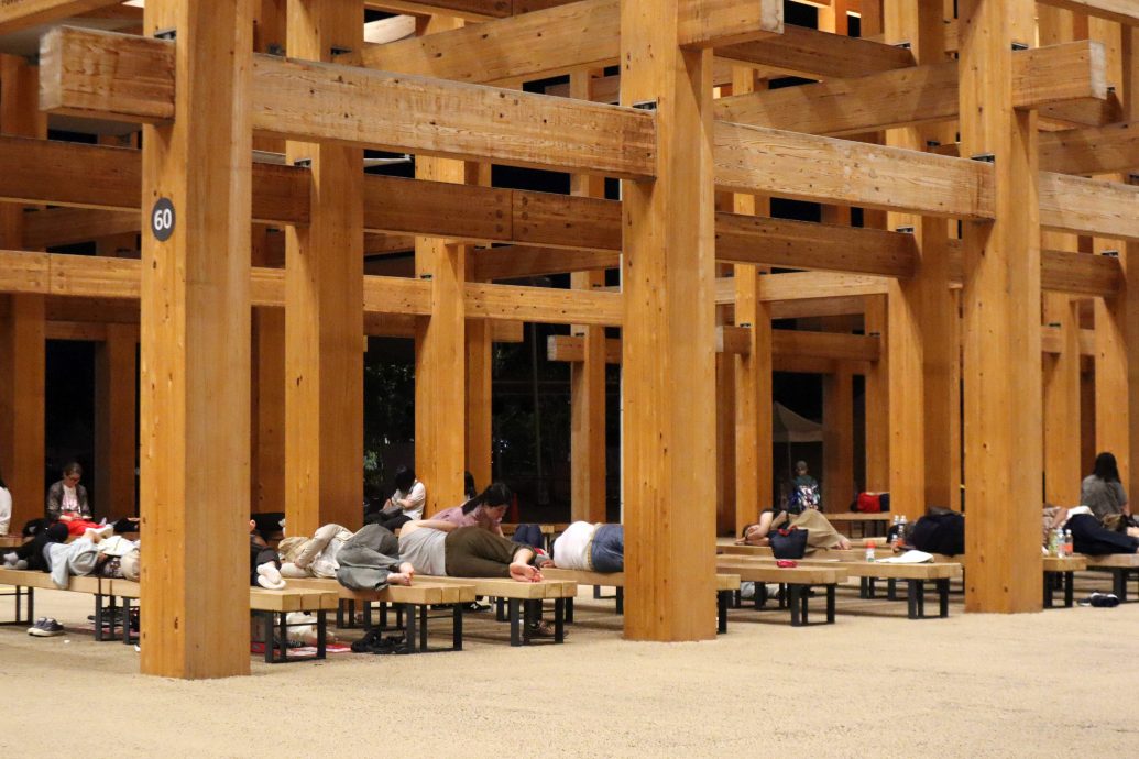 大阪世博地铁停电!3万人滞留会场「苦中作乐」 躺地补眠过夜画面曝