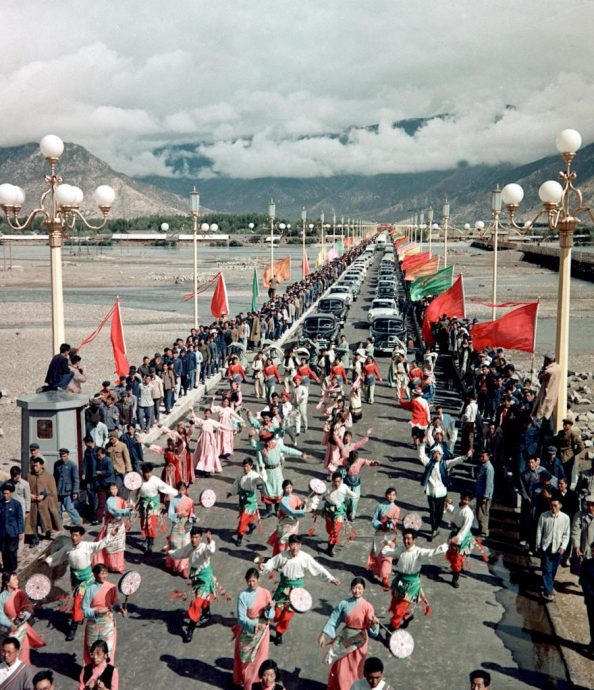 天下事  新华社公开历史照片 西藏60年发展变化 /主