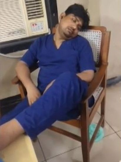 太累睡着致伤者失血亡 印度实习医生遭停职