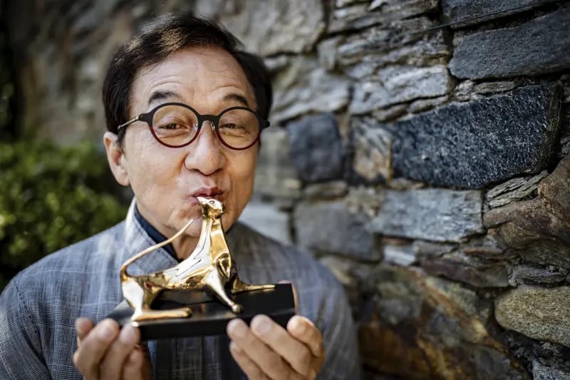 夺卢卡诺影展荣誉金豹奖 71岁成龙：我还能打