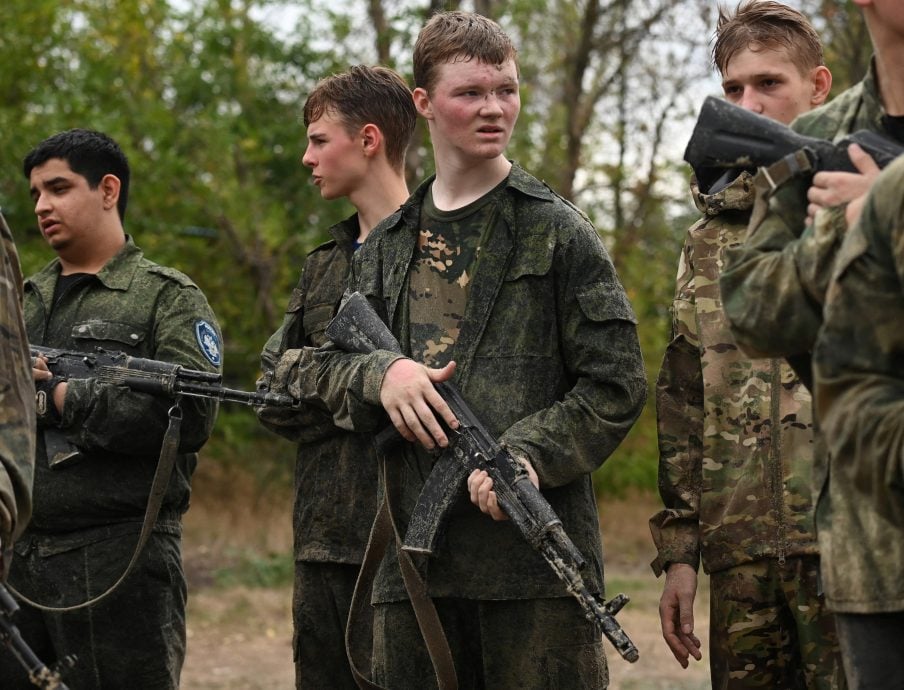 奔跑趴地前行掷手榴弹 俄罗斯孩子体验军训培养韧性