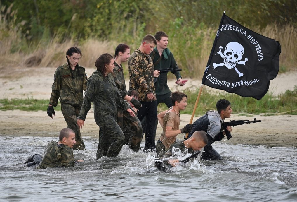 奔跑趴地前行掷手榴弹 俄罗斯孩子体验军训培养韧性