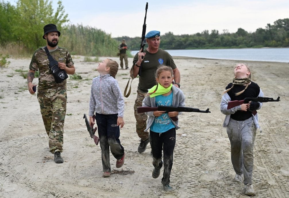 奔跑趴地前行掷手榴弹 俄罗斯孩子体验军训培养韧性