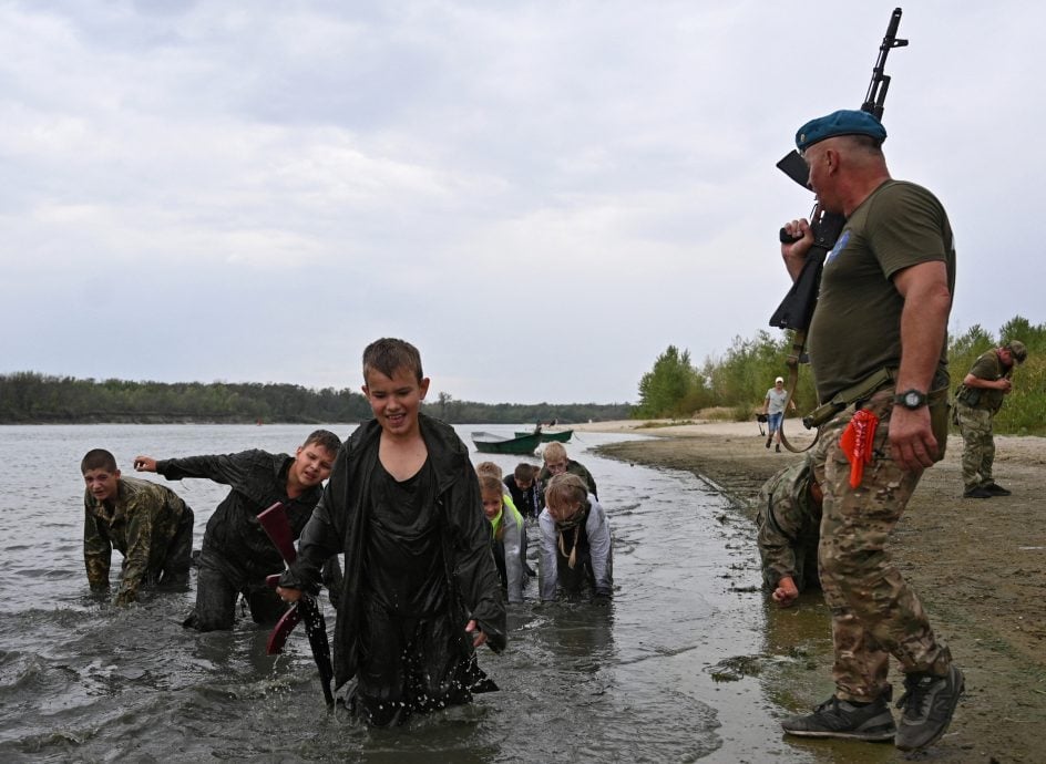奔跑趴地前行掷手榴弹 俄罗斯孩子体验军训培养韧性