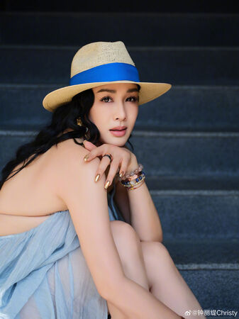 女儿受伤需动紧急手术 锺丽缇脸色沉重惹担忧