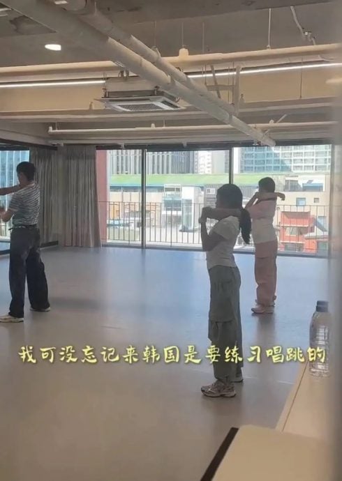 女儿被抵制出道挨骂“毒贩女儿” 黄奕怒怼酸民：我们让位你上