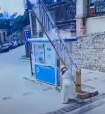 女子不想付RM2.50停车费 用肉身扛起70公斤闸门