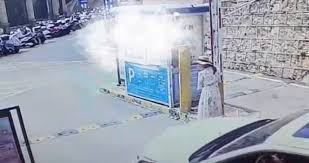 女子不想付RM2.50停车费 用肉身扛起70公斤闸门