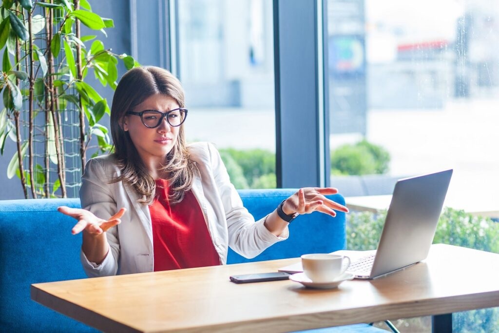 女子婚礼没请同事 竟遭投诉“搞小圈子”!