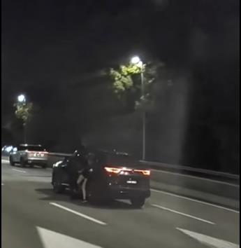 女子疑与亲友争执情绪失控　高速行驶中跳车险遭辗过