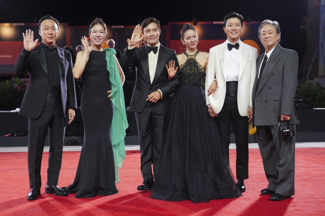 威尼斯影展|孙艺真红毯秀美背惊艳全场 认没看剧本接演《征人启弑》