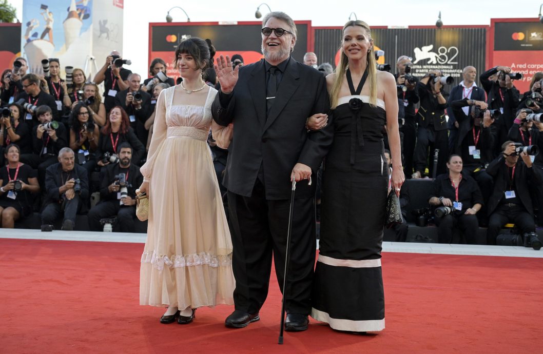 威尼斯影展︱首映获13分钟鼓掌惹哭男主 《科学怪人》获奖呼声高