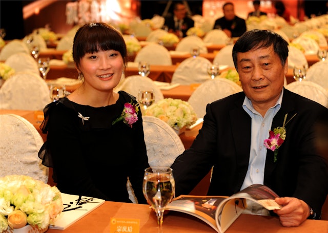 娃哈哈争产案 | 法庭下禁令阻宗馥莉提取汇丰户口资产 并须交代账目 中媒: 宗馥莉输了