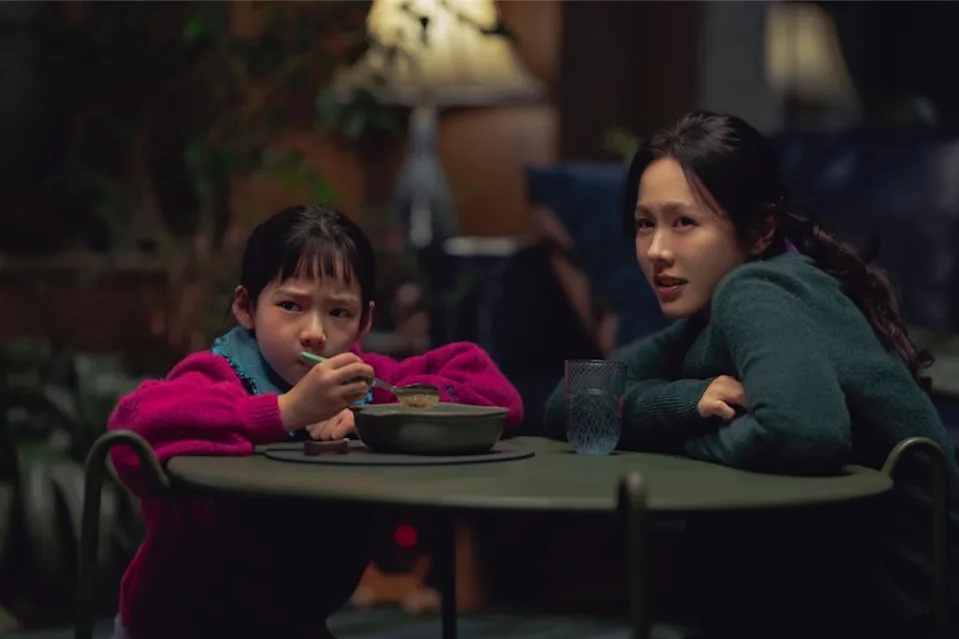 孙艺真被爆片场不理“女儿” 童星母亲晒礼力证像光