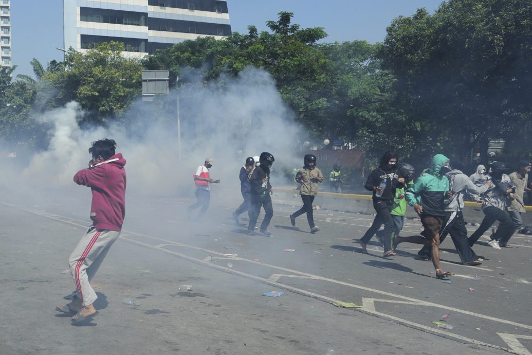 学生号召警察总部外示威抗议司机之死 总统呼吁保持冷静