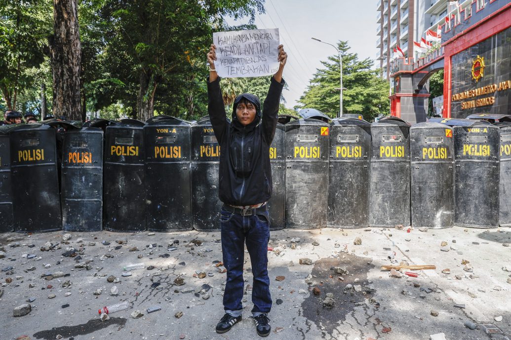 学生号召警察总部外示威抗议司机之死 总统呼吁保持冷静