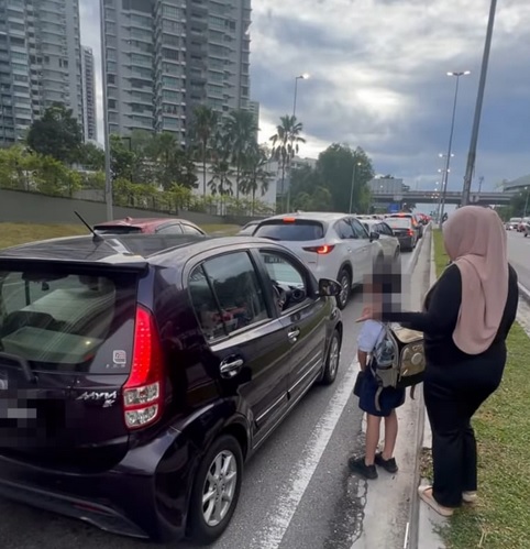  孩子吵闹母亲扔下他开车离去 路人怒报警斥她太狠心