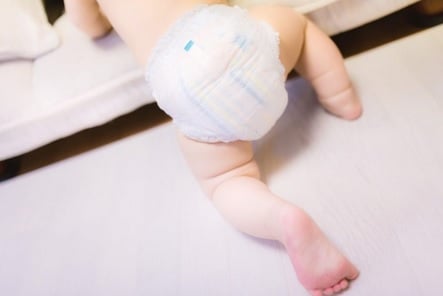 孩子大便弄脏地毯 保姆喋喋不休 母亲:他才2岁 她正常吗?