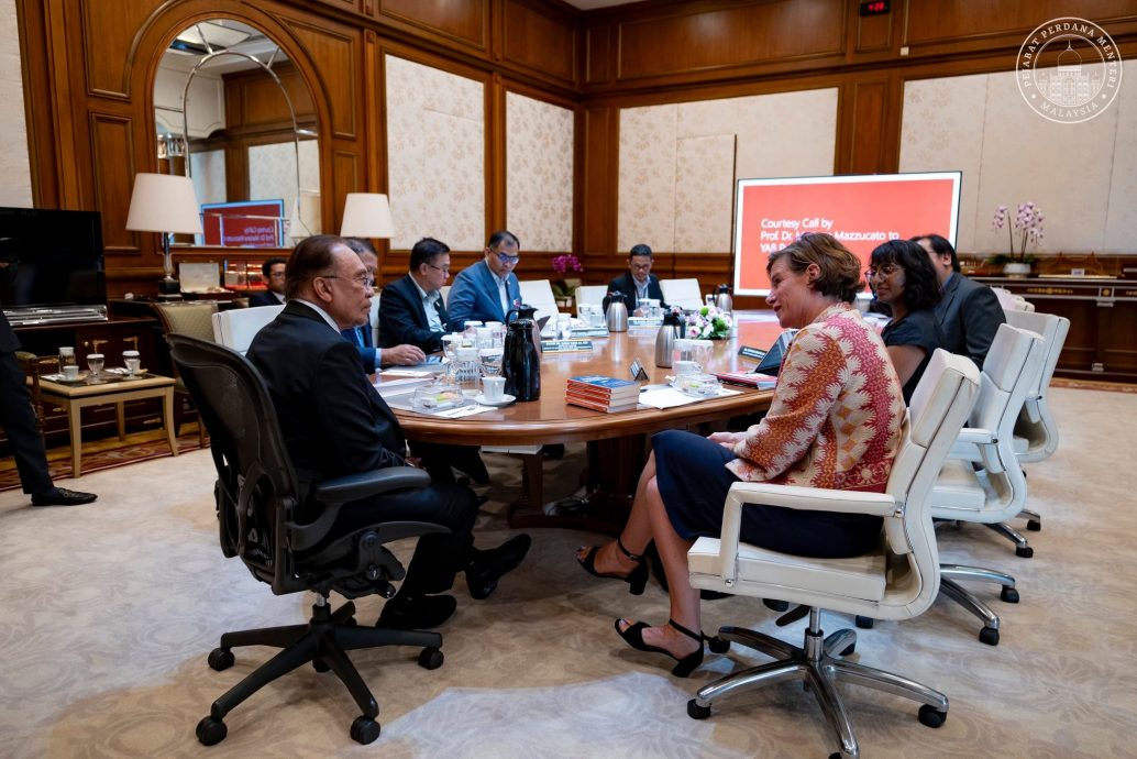 安华与英国经济学家会面