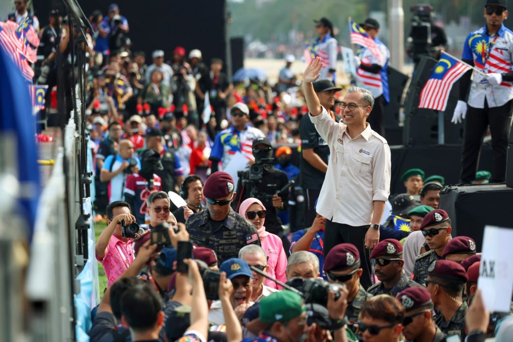 安华国庆庆典后启程访华 法米：盼加强双边关系