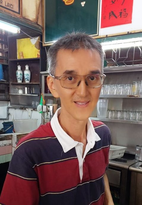 封底∕请签发(大北马) 国旗风波 民众不敢挂 古楼茶室每年依旧挂国旗迎国庆