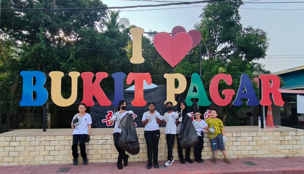 小学生参与宝结百家新村大扫除  不嫌脏臭齐心护社区家园